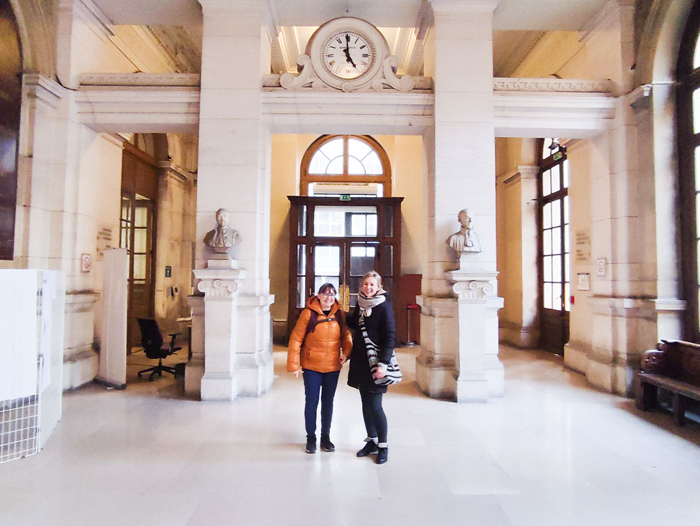 Uczestniczki wyjazdu Urszula Szczocarz i Anna Kwaśniewska w gmachu Université Paris Cité