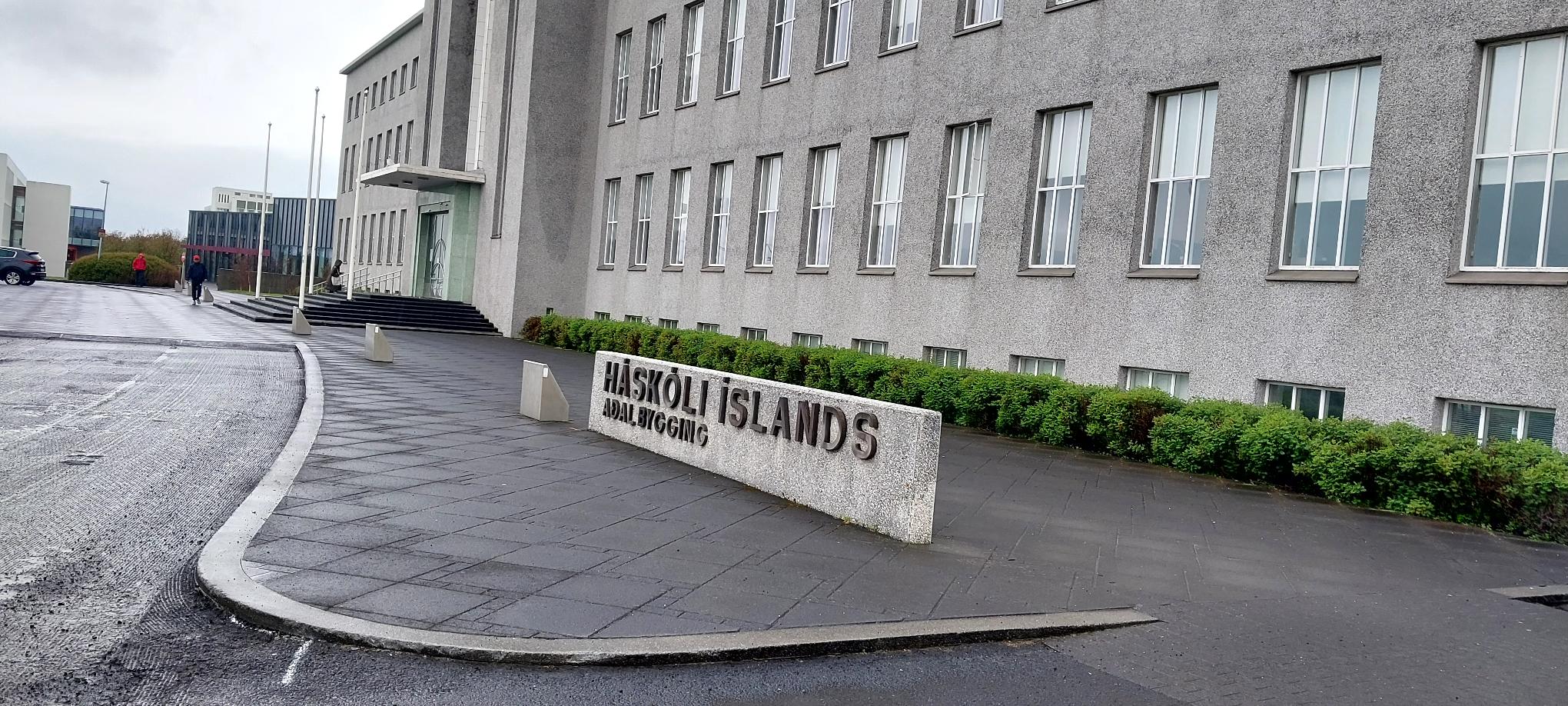 Zdjęcie: budynek główny Uniwersytetu Islandzkiego, przed budynkiem tablica z nazwą uniwersytetu: Háskóli Íslands